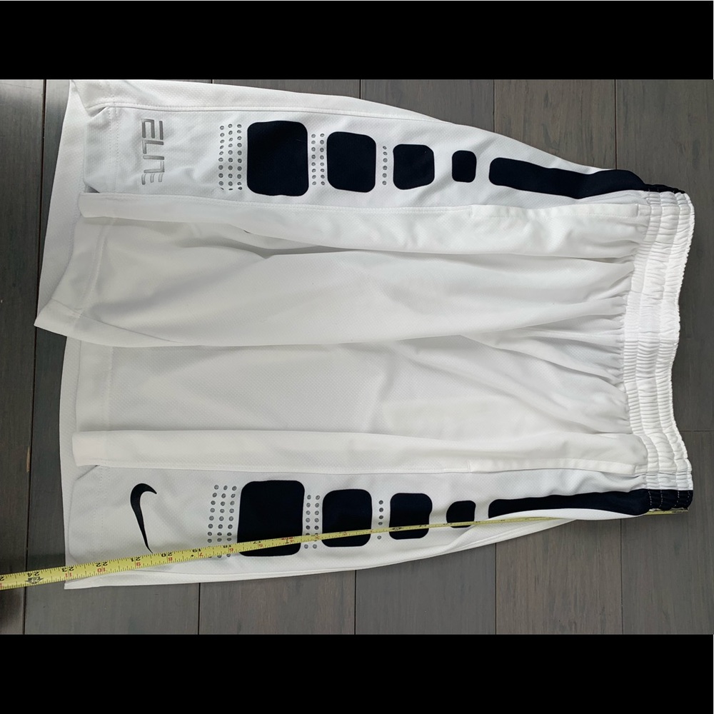 Men’s Nike basketball shorts size Medium